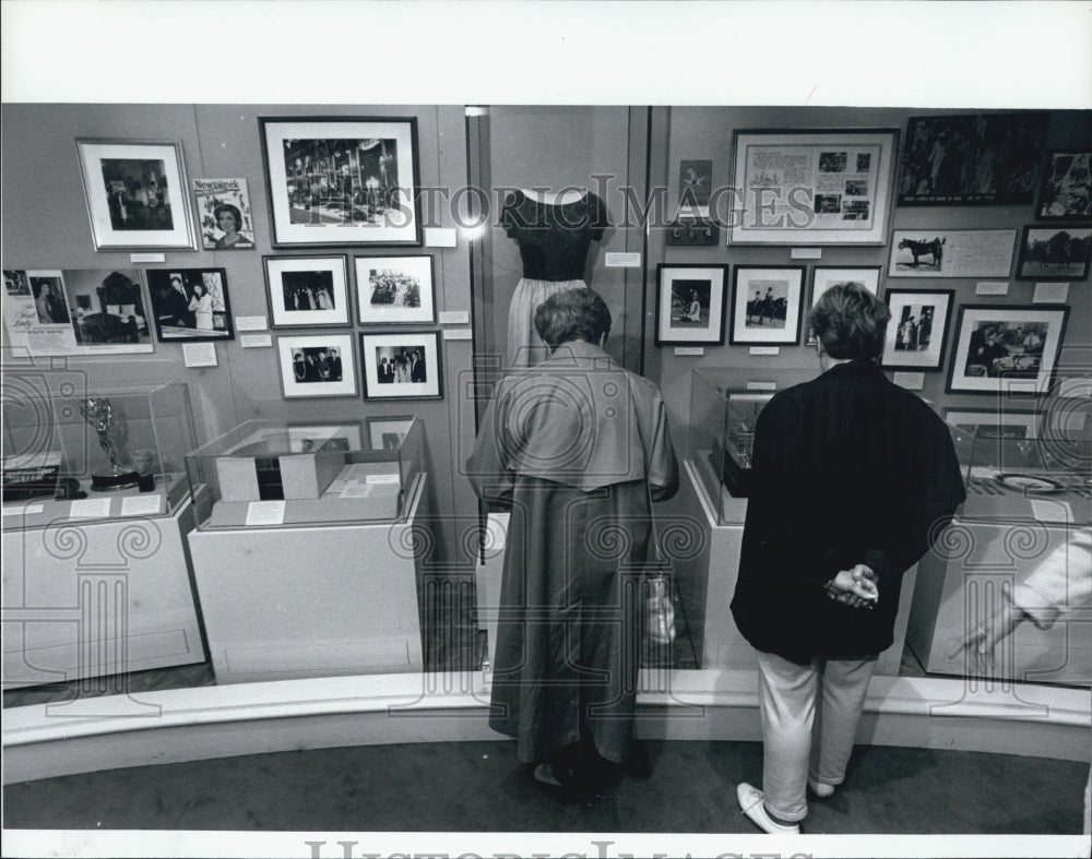 1994 Press Photo Kennedy Library Jackie O. Exhibit Visitors - Historic Images