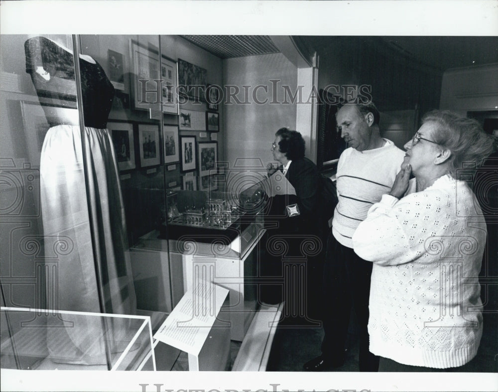 1994 Press Photo Kennedy Library Jackie Onassis Memorabilia Visitors - Historic Images