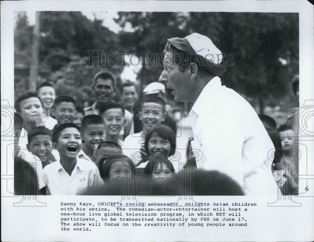 1971 Danny Kaye unicef&#39;s ambassador with asian children - Historic Images