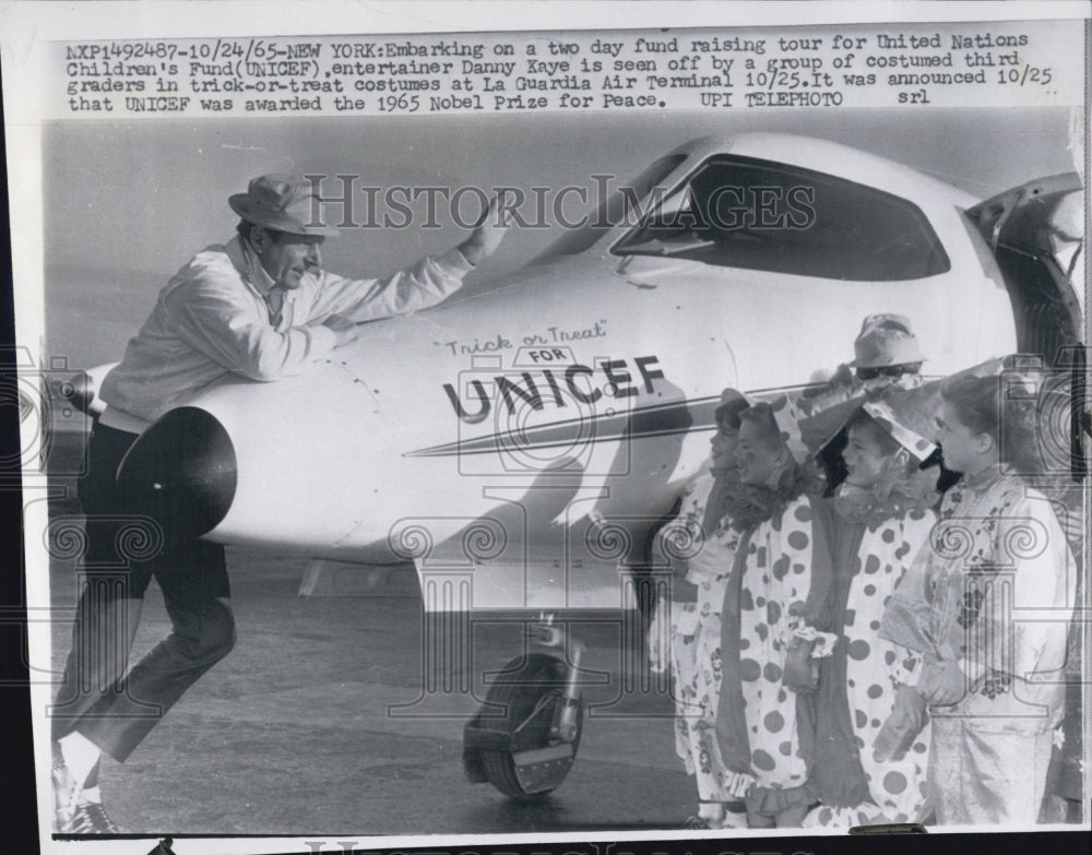 1965 Press Photo Danny Kaye embarking on a two day fund raising tour - RSG19377 - Historic Images