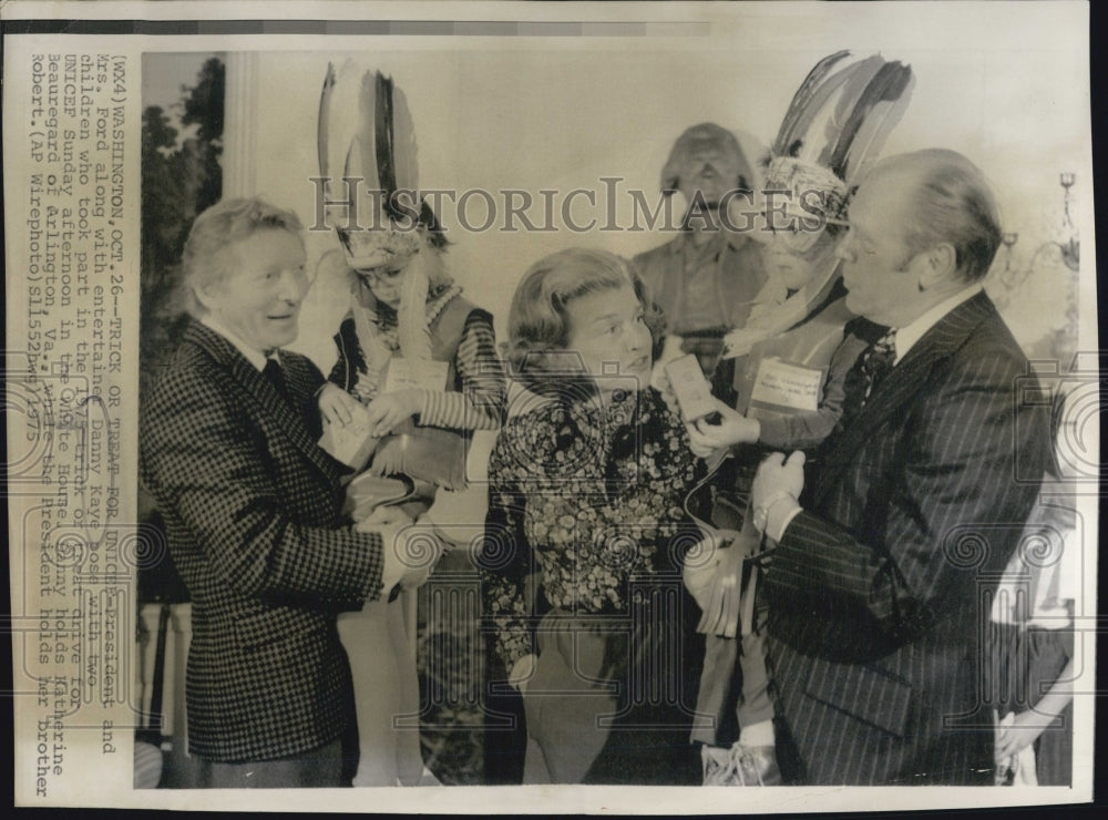 1975 Press Photo President Mrs. Ford, Danny Kaye at trick or treat drive - Historic Images