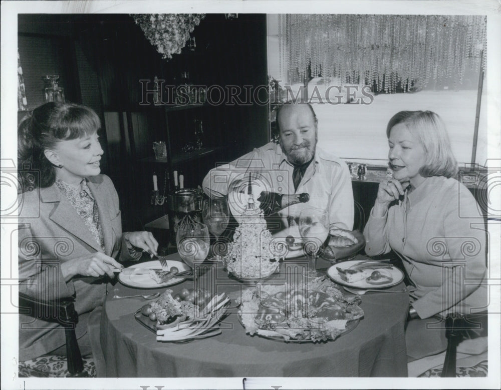 1980 Press Photo Family Having Dinner Eating Together Smiling Drinking Wine - Historic Images