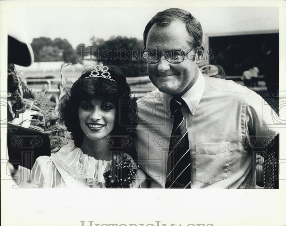 1981 Press Photo Miss Arlington Million, Gov. Jim Thompson - Historic Images