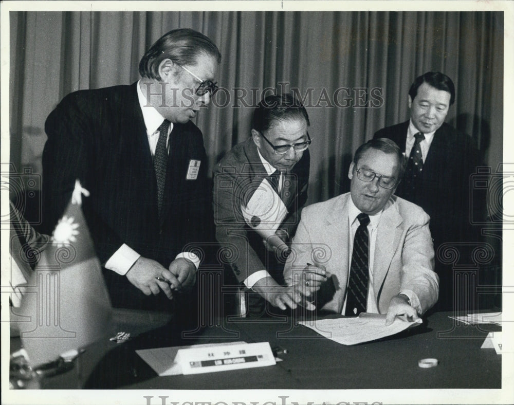 1982 Press Photo Finalizing sale of corn and soybeans to Taiwan - Historic Images