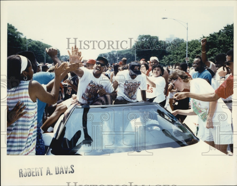 1991 Press Photo Stacey King and Dennis Hopson at Bulls victory parade - Historic Images