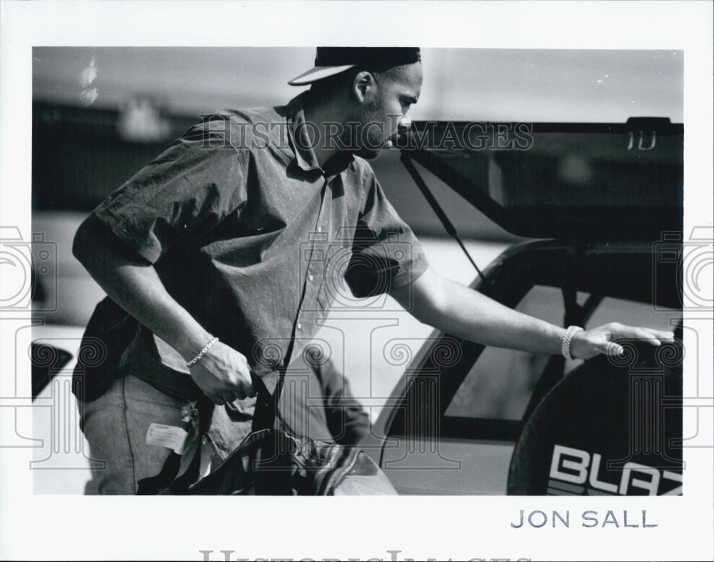 1992 Press Photo Chicago Bulls NBA Basketball Player Car Luggage Butler Aviation - Historic Images