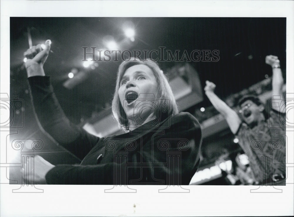 1992 Press Photo June Jackson coaches wife cheers during the game - Historic Images