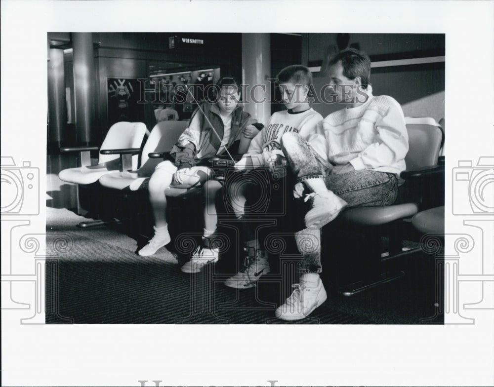 1992 Press Photo Richard Hoffman and children watch the Bulls game while waiting - Historic Images