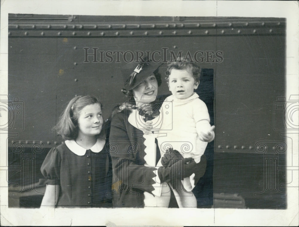 1936 Press Photo Wife and children of Walter Winchell famous columnist - Historic Images