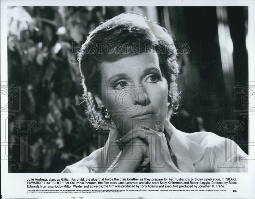 1986 Press Photo Julie Andrews from Blake Edward&#39;s &#39;That&#39;s Life!&#39; - Historic Images