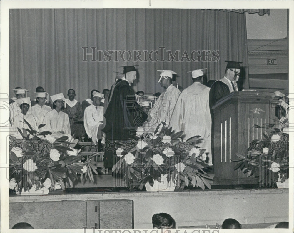 1965 Press Photo Principal Donald J. Byth Of Hyde Park High School At Graduation - Historic Images