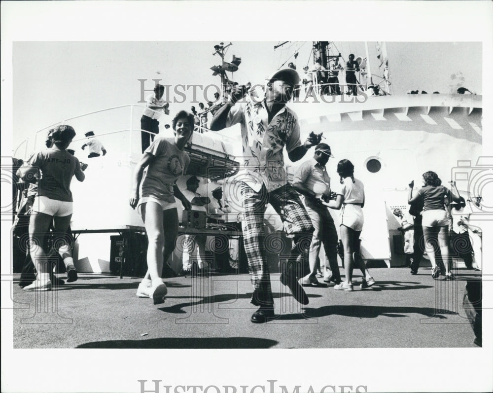 Press Photo Purple Heart Cruise Chicago - Historic Images