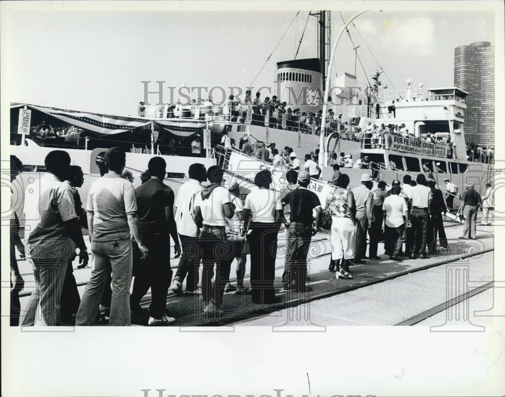 1983 Press Photo Veterans lined up for the Purple Heart Cruise - Historic Images