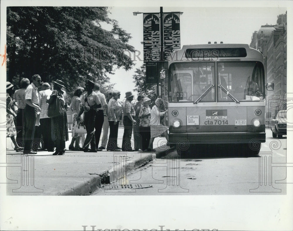 1982 Press Photo CTA West Culture Buses taking passengers on tour of Chicago - Historic Images