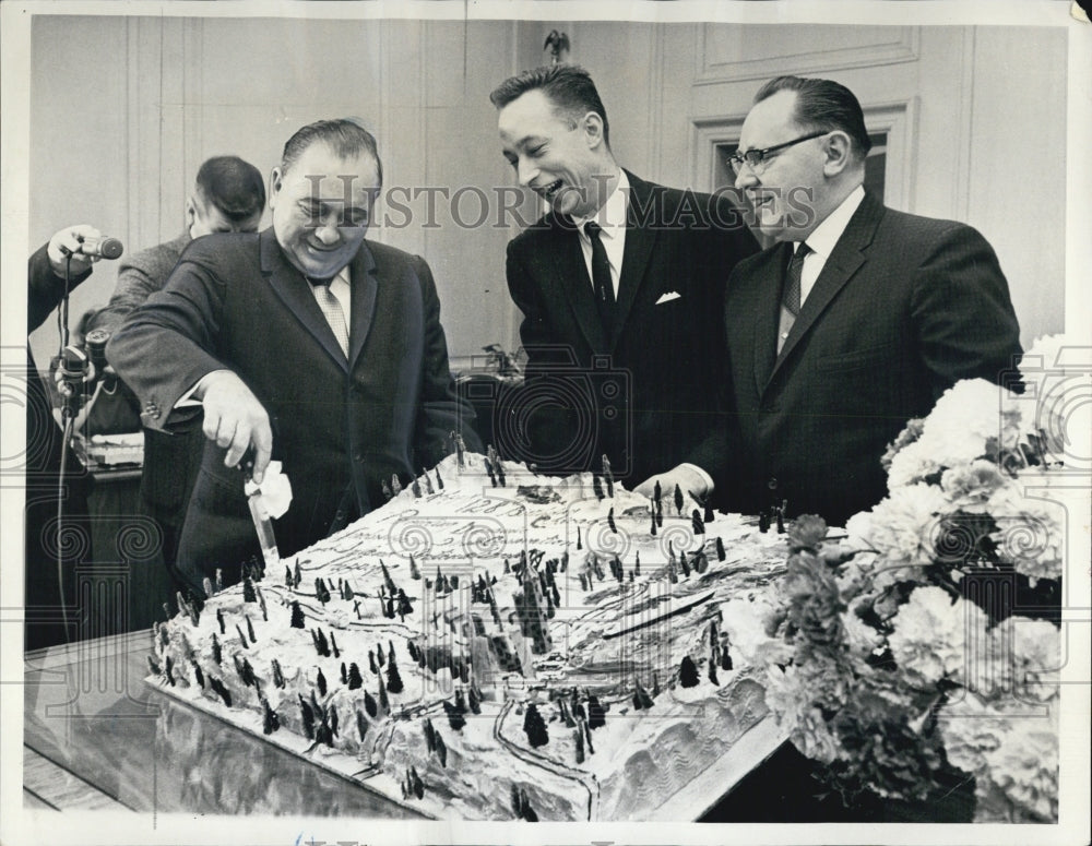 1965 Chicago Mayor Richard Daley Cuts Cake Celebrating Chicago - Historic Images