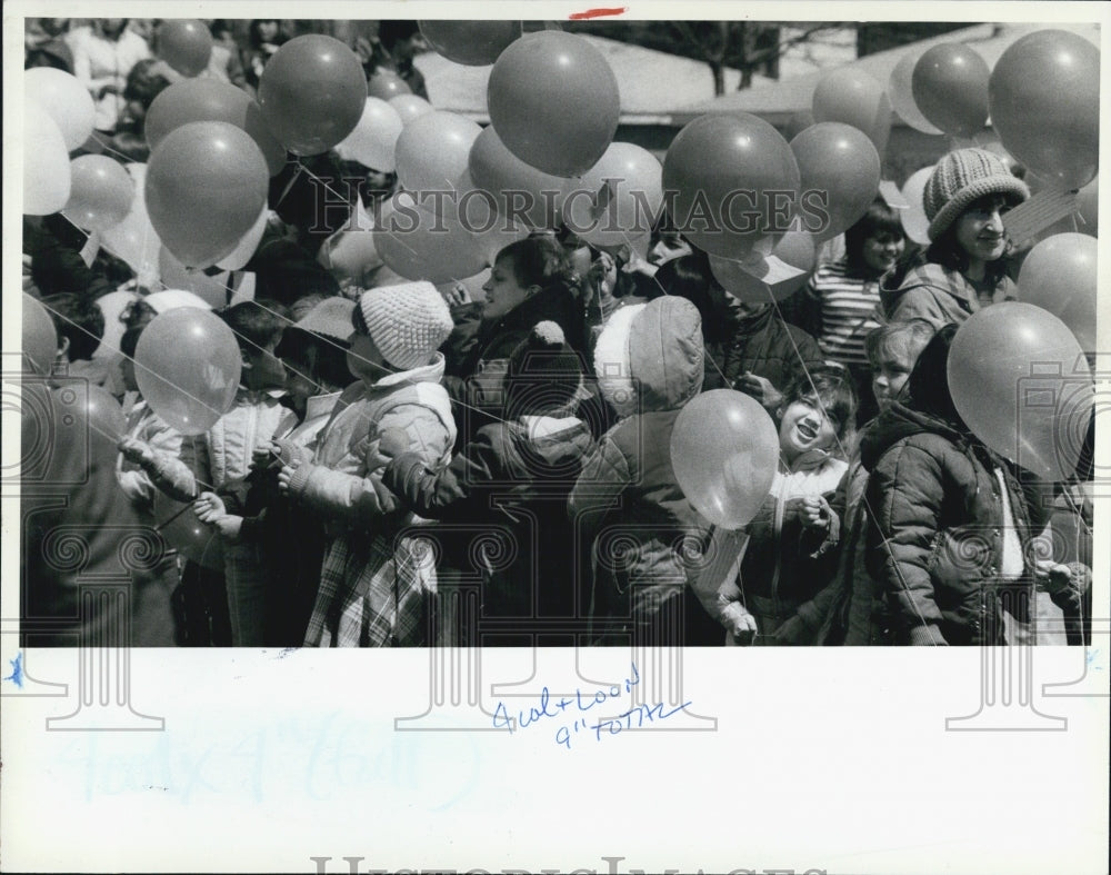 1983 Press Photo Nelson Elementary School Students Release Balloons Into The Sky - Historic Images