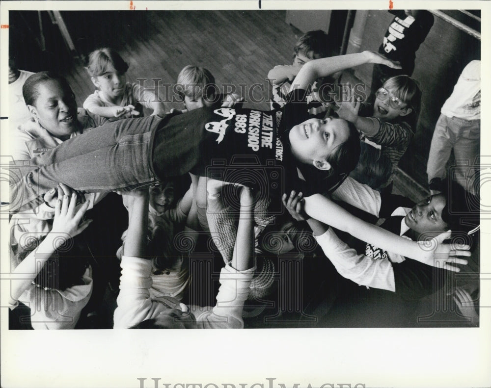 1983 Press Photo Roseann Schmitz Gets A Lift At Children&#39;s Theater Workshop - Historic Images