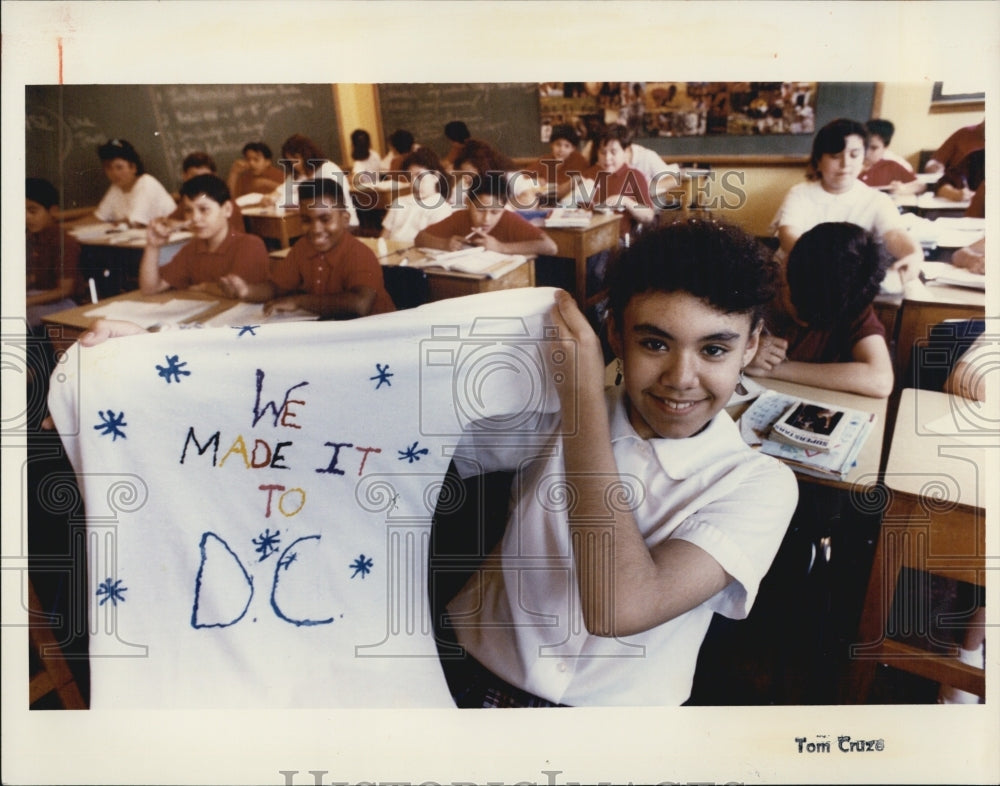 1991 Press Photo Catalina Alvarado of Epiphany Catholic School shows her tshirt - Historic Images