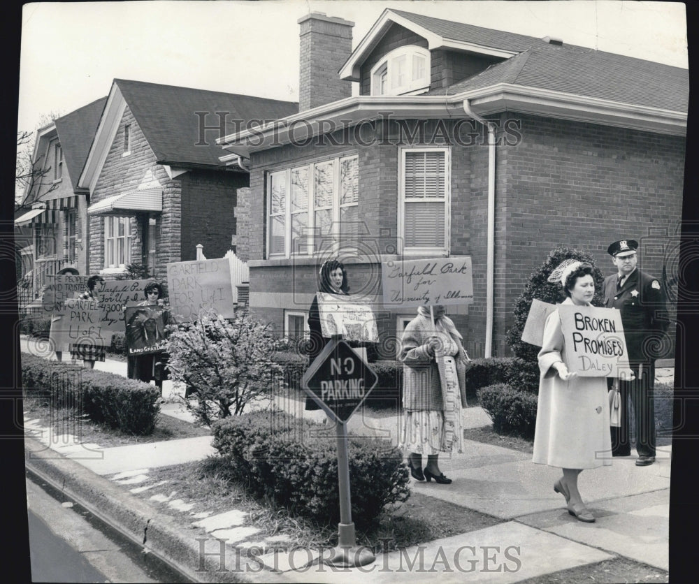 1961 University Of Illinois Protestors - Historic Images