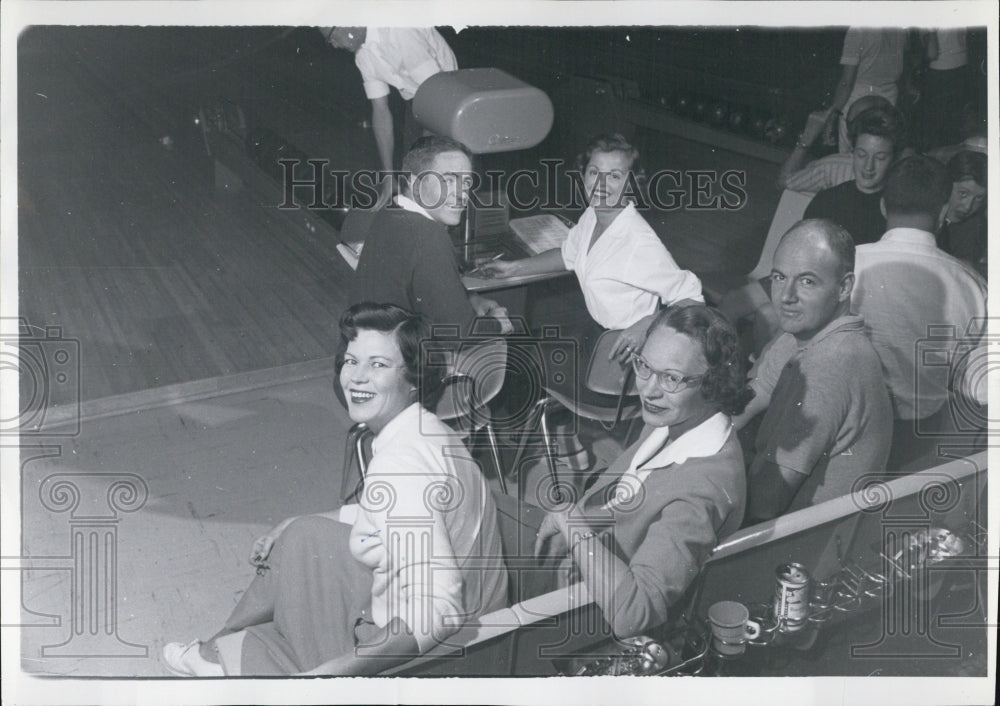 1962 Press Photo Donald Campbell Richard Hart Elizabeth Chaney l Bowling - Historic Images