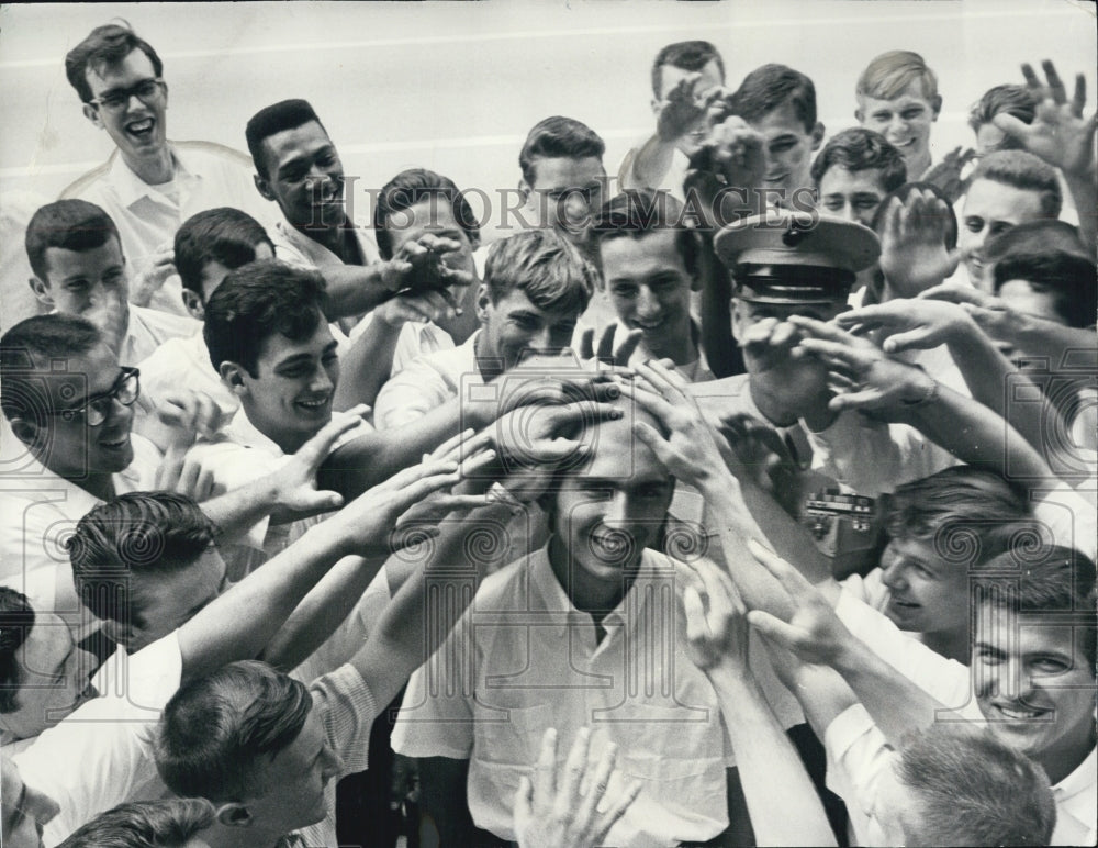 1966 Victor Perez gets Marine haircut for indictment - Historic Images