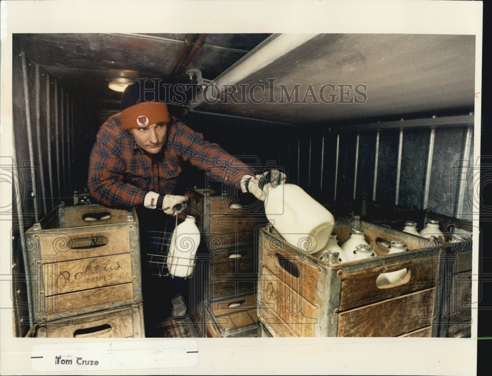 1990 Press Photo Milkman Mike Tomaso fills a customers crate - Historic Images