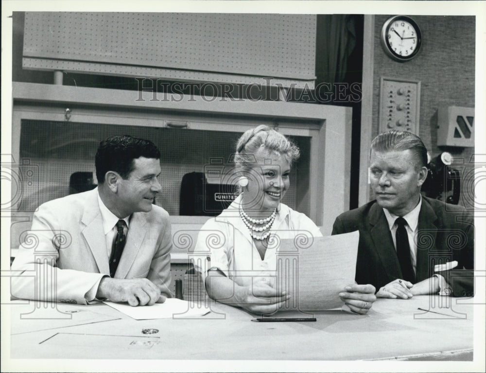 1958 Press Photo TODAY&#39;S Betsy Palmer Flanked by Frank Blair Jack Lescouli - Historic Images