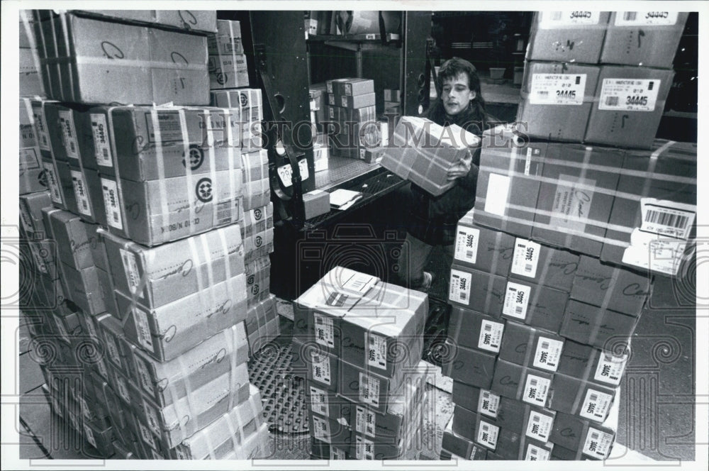 1995 Press Photo Tower Record Worker Carries Boxes Beatles New CD&#39;s Boston - Historic Images