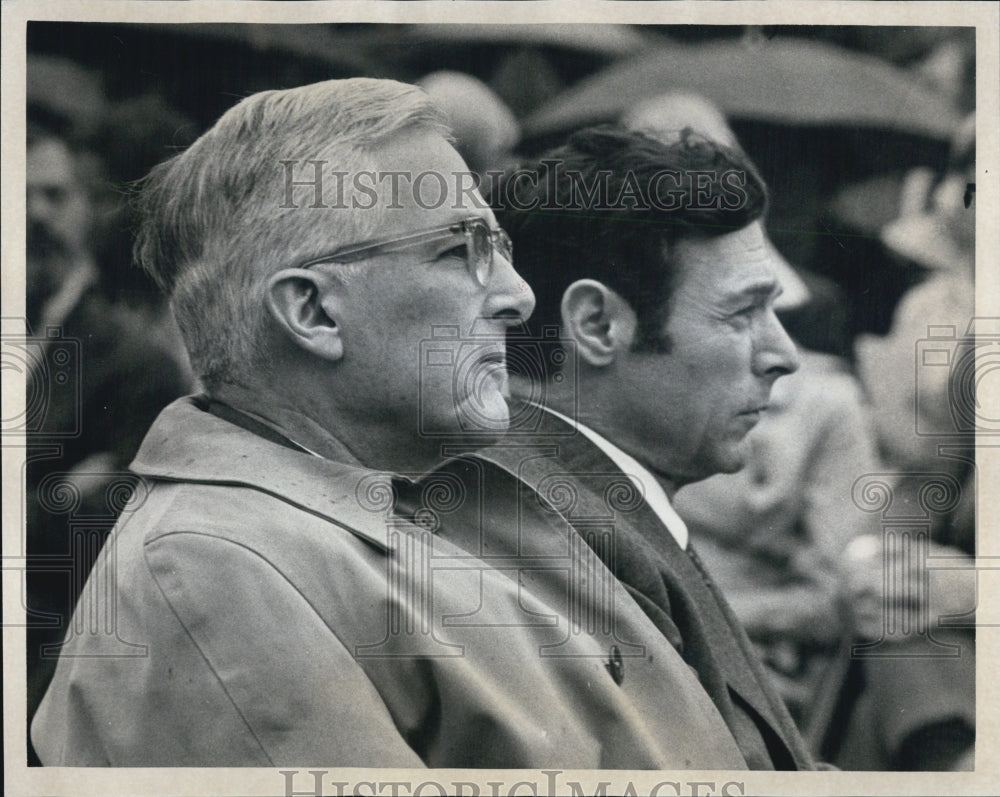 1976 Harvard&#39;s Dr. Nathan Pusey and librarian Louis E. Martin - Historic Images