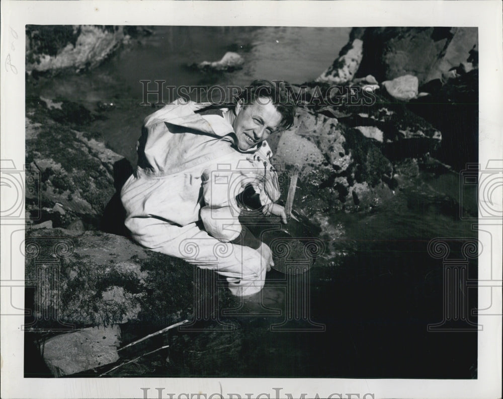 1947 Philip Bishop panning gold Sultan River bank - Historic Images