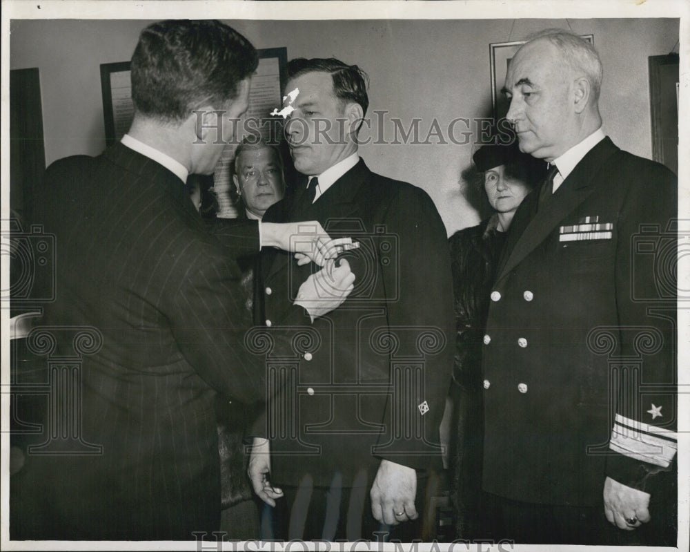 1945 Press Photo Philip Lee Bishop Seattle medal Navy award Gerald Stockley - Historic Images