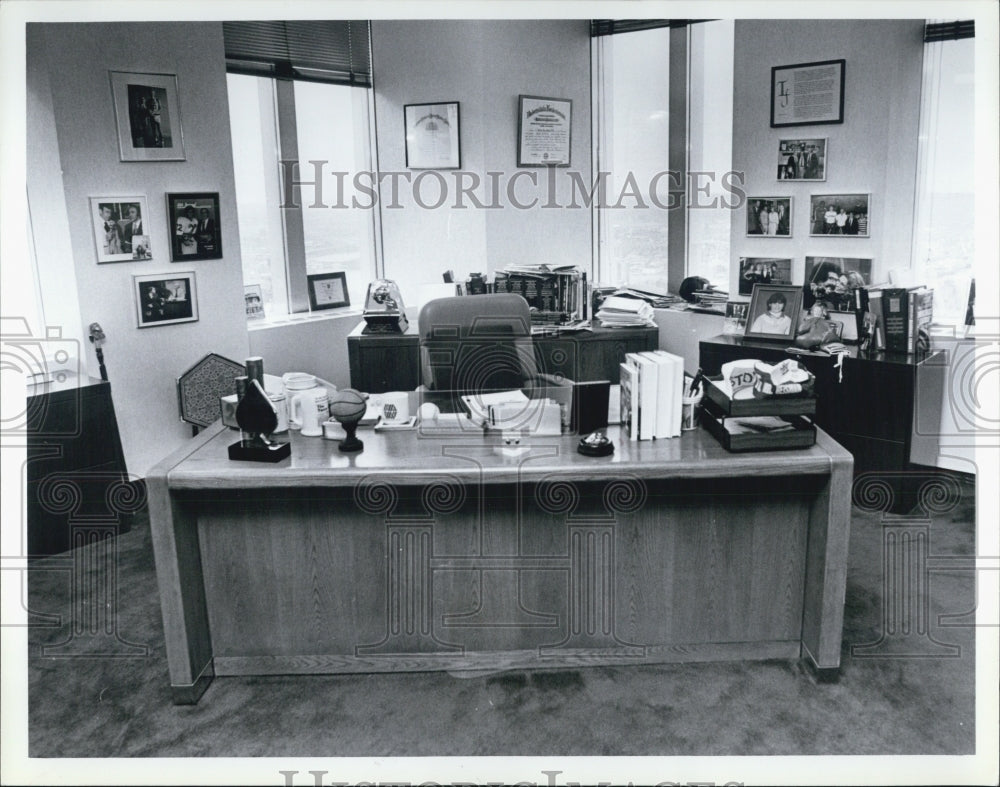 Press Photo Bob Woolf&#39;s Wooden Desk - Historic Images