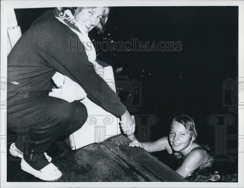 1958 Press Photo Ilsa Kinraos &amp; Connie Crapa after she broke swimming record. - Historic Images