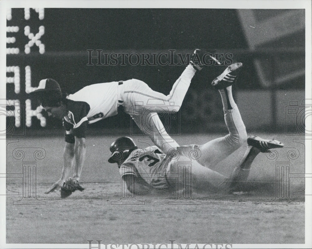 Press Photo of Dave Winfield in action against Braves&#39; Marty Perez - Historic Images