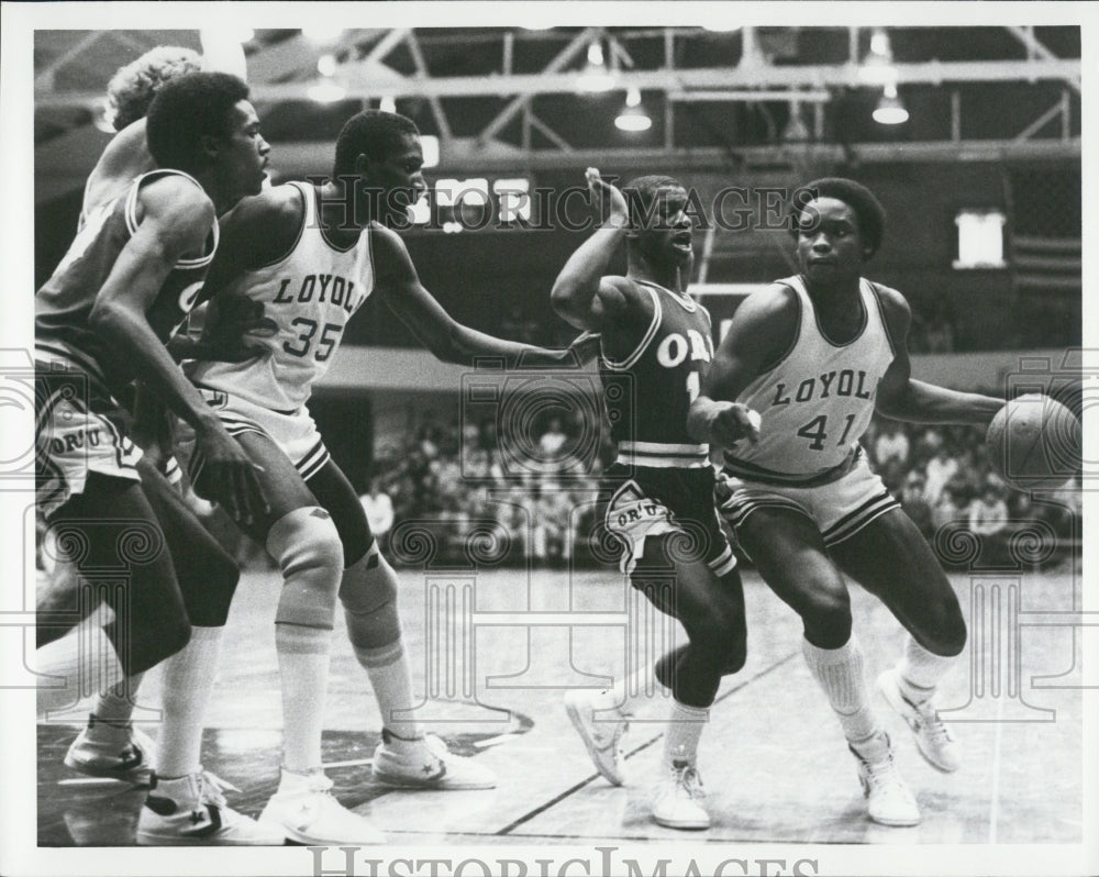 1981 Press Photo Loyola Basketball Darius Clemons Wayne Sappleton - Historic Images