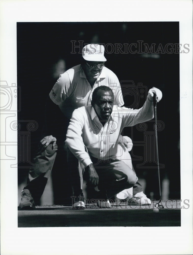 1993 Press Photo Calvin Peete Lines Up With Caddy Bobby Morgan In GTE Northwest - Historic Images