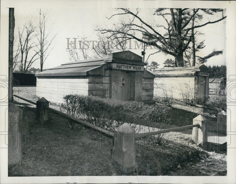 1952 Press Photo Matthew Wilks Mausoleum Daughter Left Money to Churchyard - Historic Images