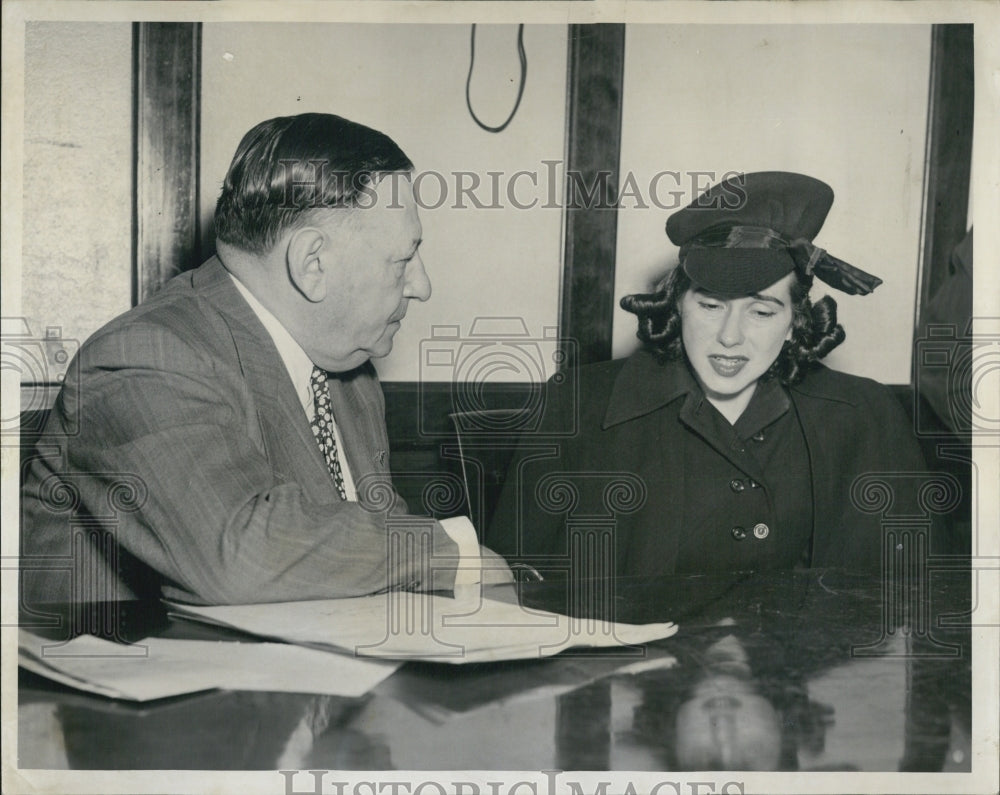 1952 Press Photo Mrs. David Zatz at Inquest with Coronor A. L