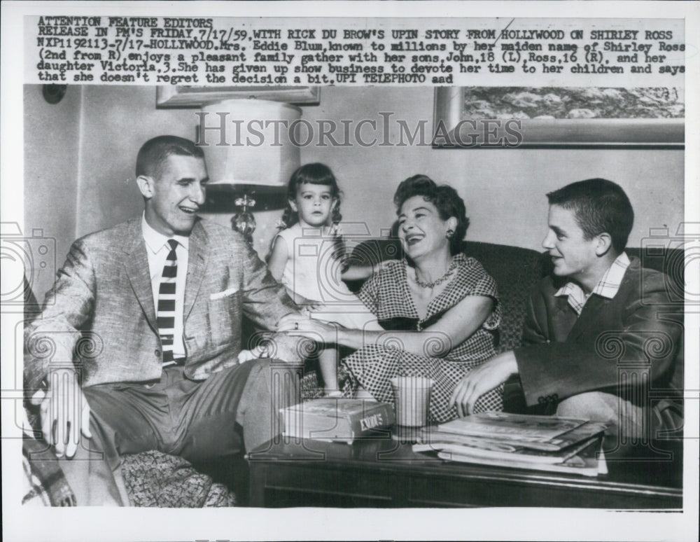 1959 Eddie Blum with wife Shirley Ross and their children - Historic Images