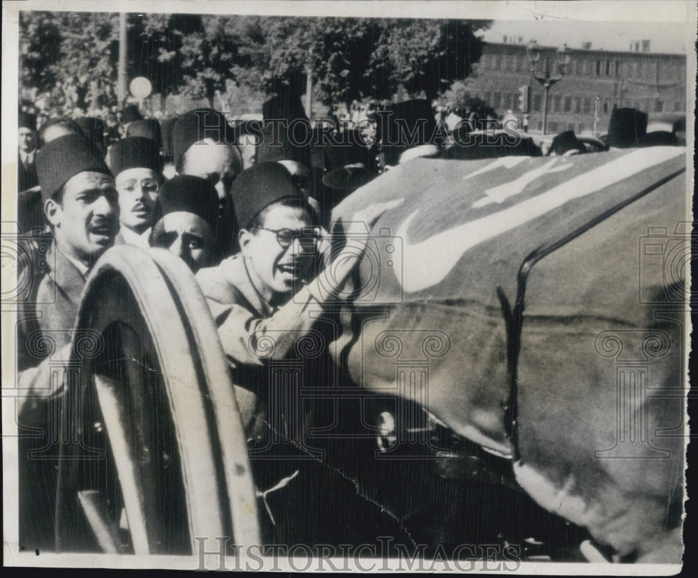 1949 Egyptians Carry Coffin of Prime Minister Mahoud Pasha - Historic Images