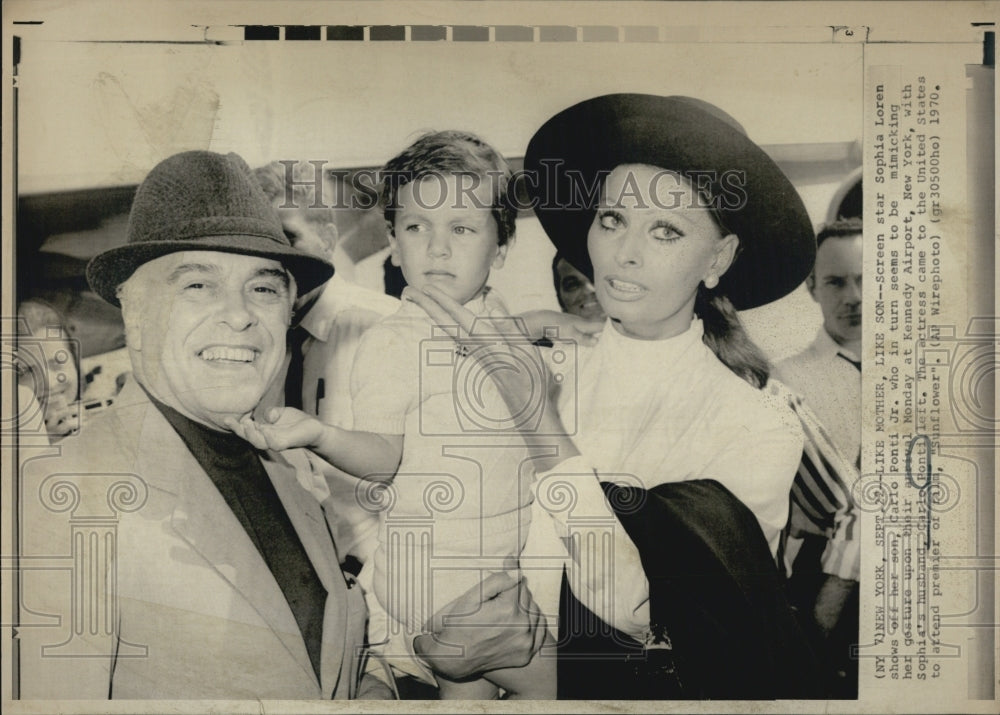 1970 Sophia Loren With Son Carlo Ponti Jr And Husband In New York - Historic Images