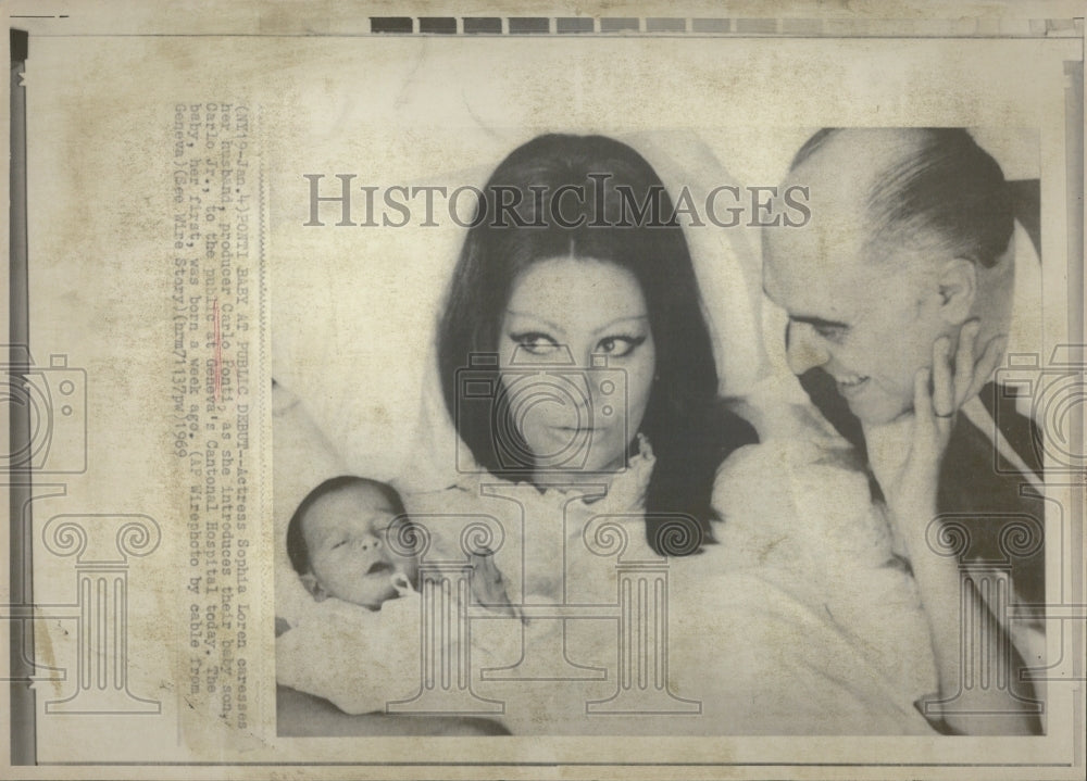 1969 Sophia Loren With Producer Carlo Ponti With Newborn In Hospital - Historic Images