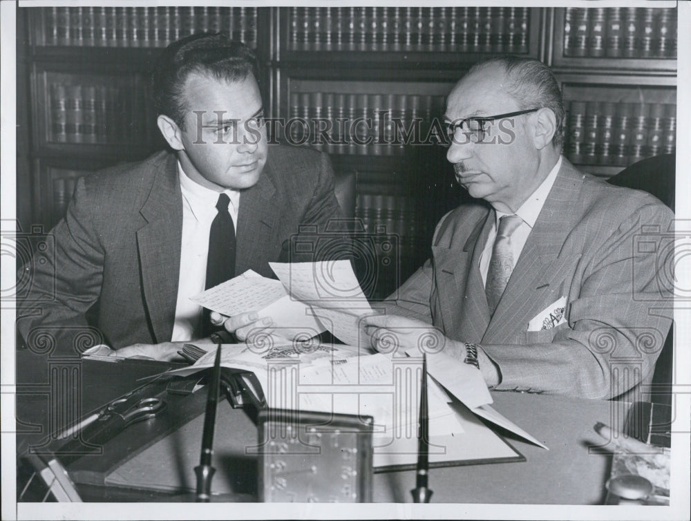 1955 Press Photo Earl Ostreicher and attorney William Ader. - Historic Images