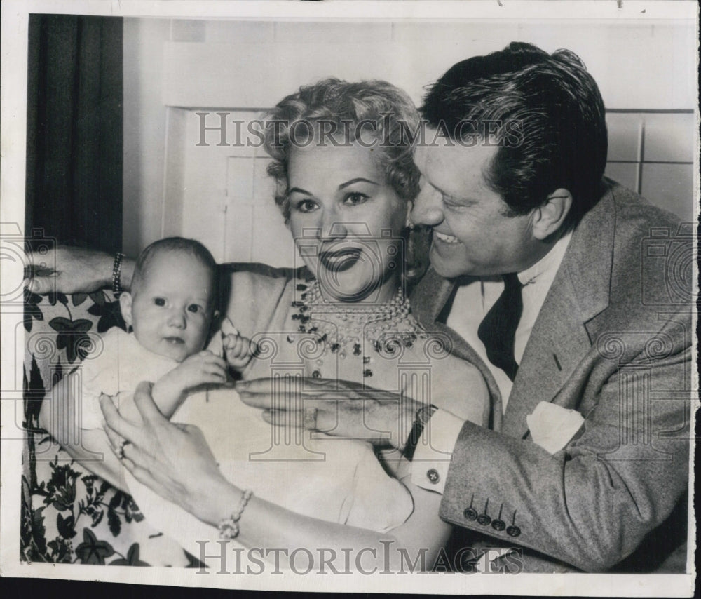 1954 Press Photo Virginia Mayo with Husband Michael O&#39;Shea and Daughter, Mary - Historic Images