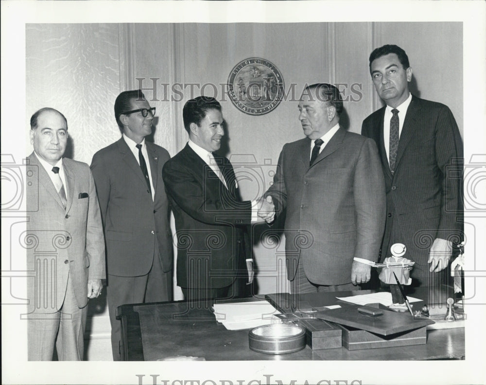 1965 Press Photo Claudio Ordonez Consul Of Ecuador With May Daley Honoring 157th - Historic Images