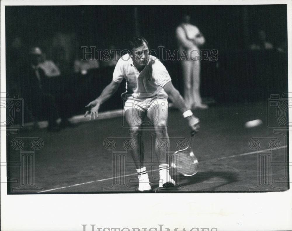 Press Photo Tony Roche Tennis player takes swing at ball - Historic Images