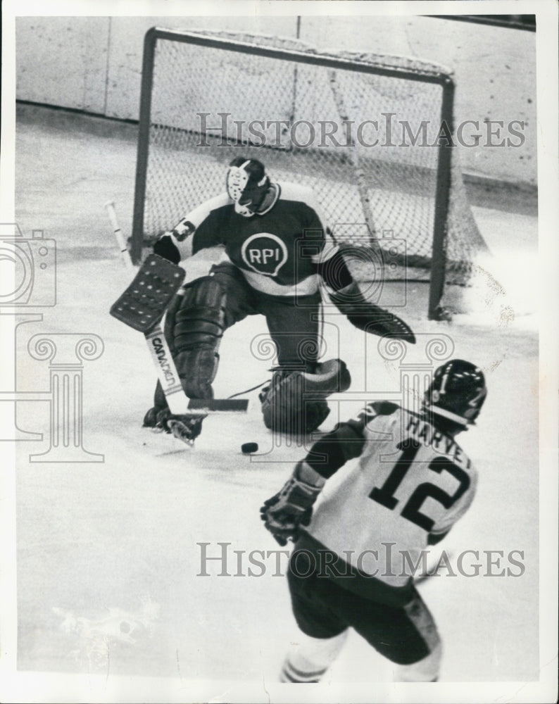 1979 Press Photo Bill Sloan and Doug Harvey Battle in Hockey Ga - Historic Images