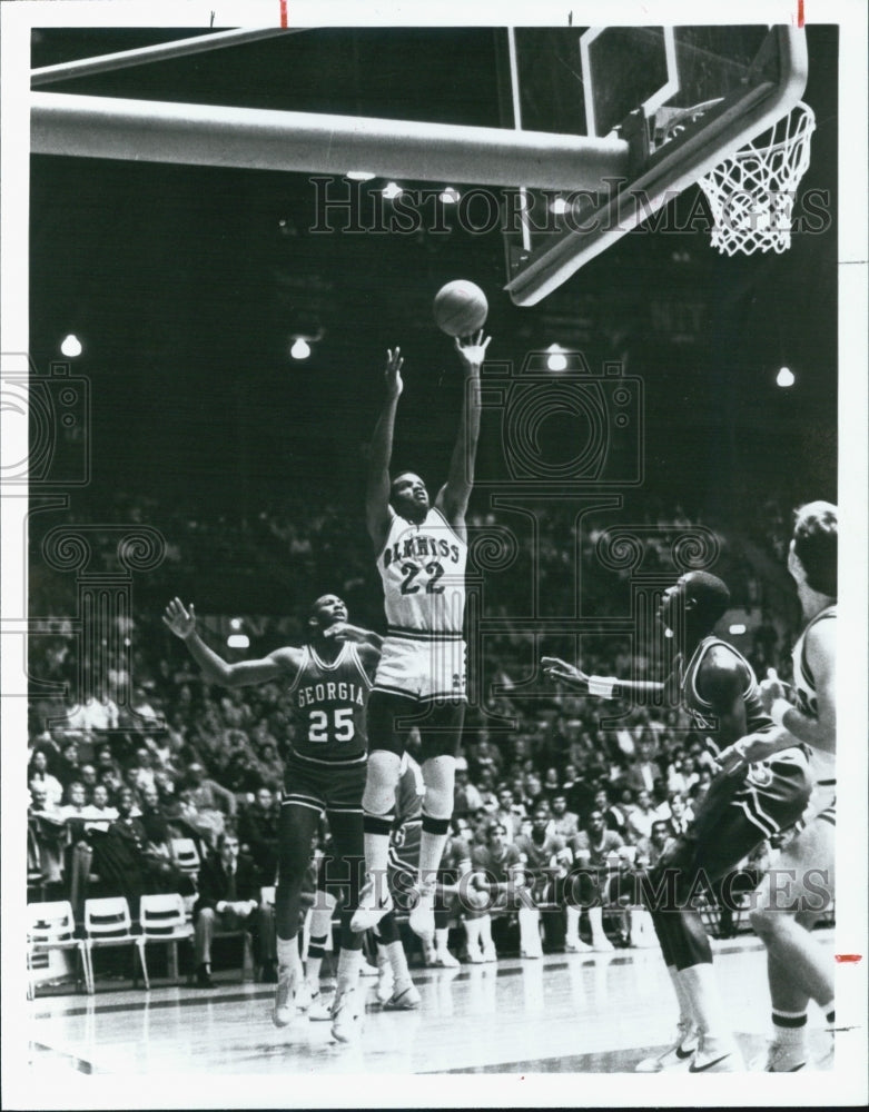 1982 Press Photo University Of Mississippi Basketball Player Carlos Clark - Historic Images