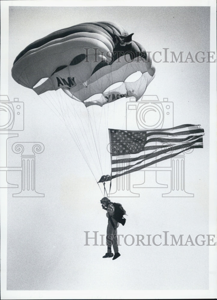 1980 Press Photo parachute member Army Golden Knights falls to earth MacDill Air - Historic Images