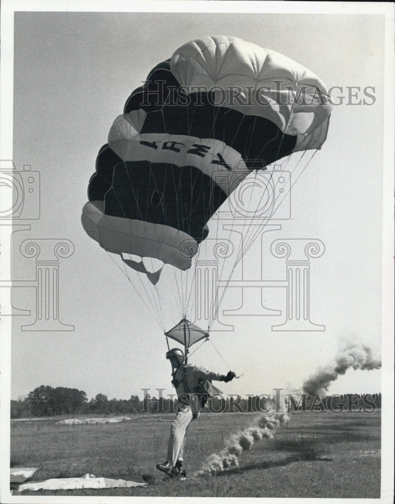 1978 members U.S. Army Parachute Jump Team Golden Knight Tampa - Historic Images